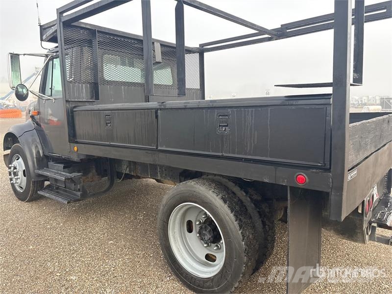 International 4700 Plošinové nákladné automobily/nákladné automobily so sklápacími bočnicami