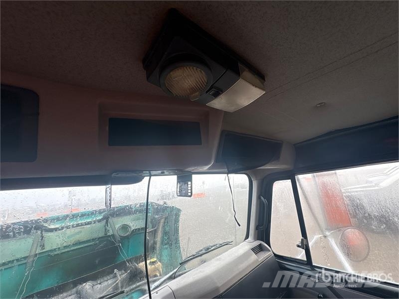 International 4700 Plošinové nákladné automobily/nákladné automobily so sklápacími bočnicami