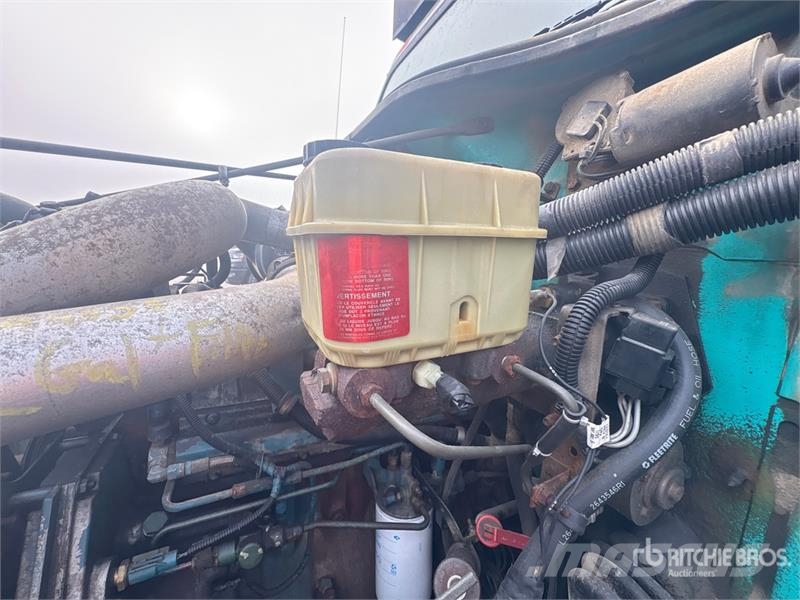 International 4700 Plošinové nákladné automobily/nákladné automobily so sklápacími bočnicami