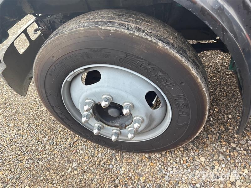 International 4700 Plošinové nákladné automobily/nákladné automobily so sklápacími bočnicami
