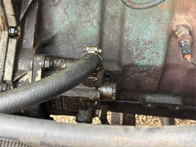 International 4700 Plošinové nákladné automobily/nákladné automobily so sklápacími bočnicami
