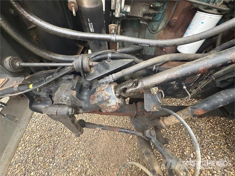 International 4700 Plošinové nákladné automobily/nákladné automobily so sklápacími bočnicami