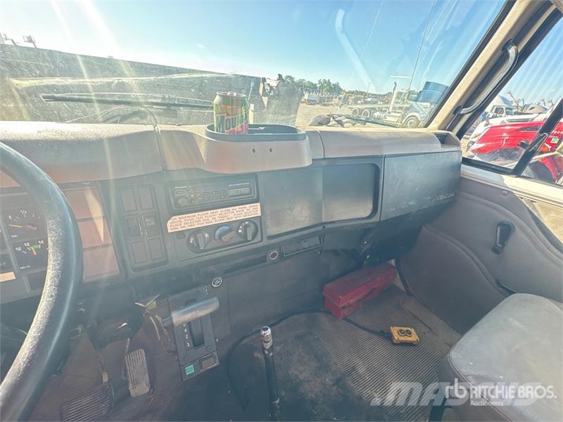 International 4700 Lastbiler med tip