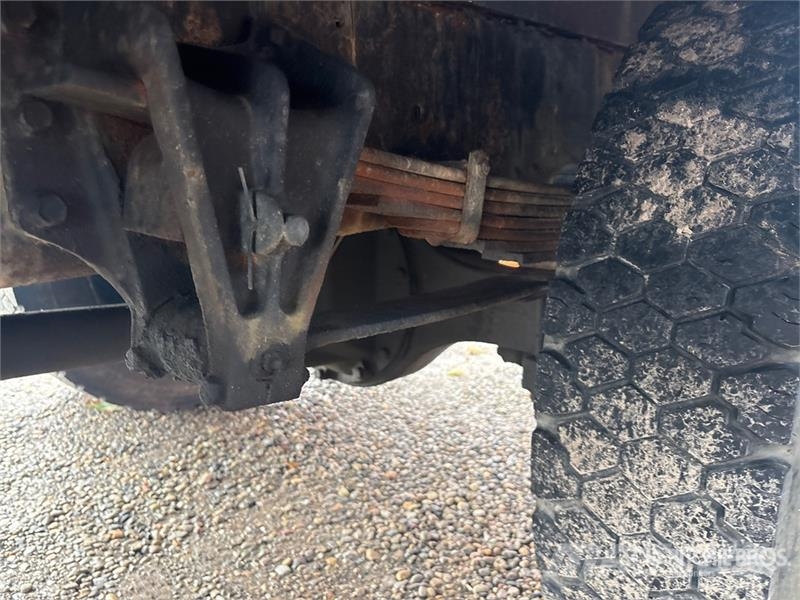International 4700 Plošinové nákladné automobily/nákladné automobily so sklápacími bočnicami