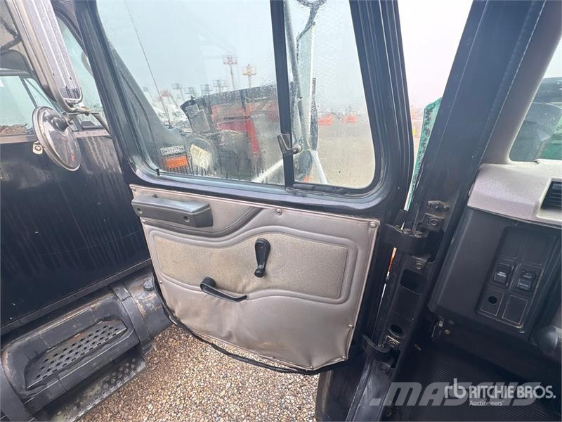 International 4700 Plošinové nákladné automobily/nákladné automobily so sklápacími bočnicami