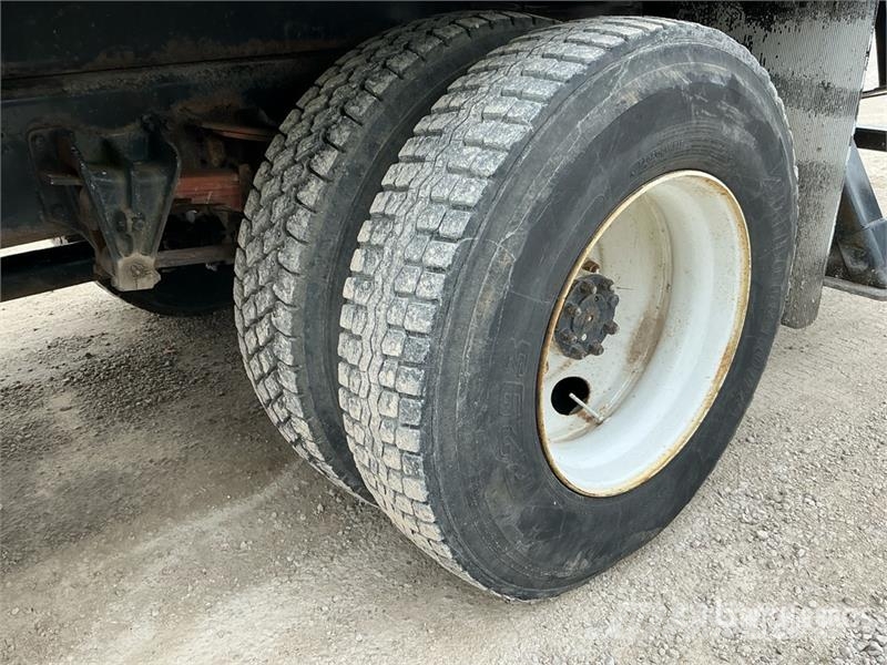 International 4700 Żurawie samochodowe