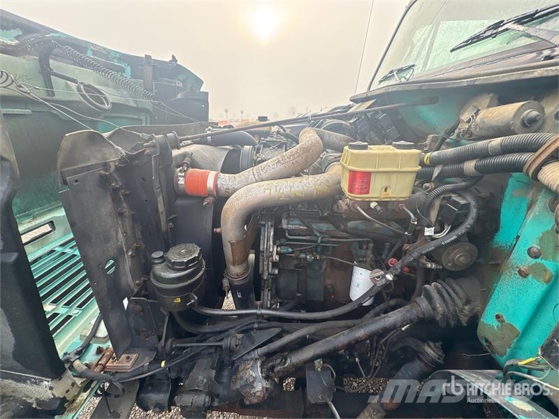 International 4700 Plošinové nákladné automobily/nákladné automobily so sklápacími bočnicami