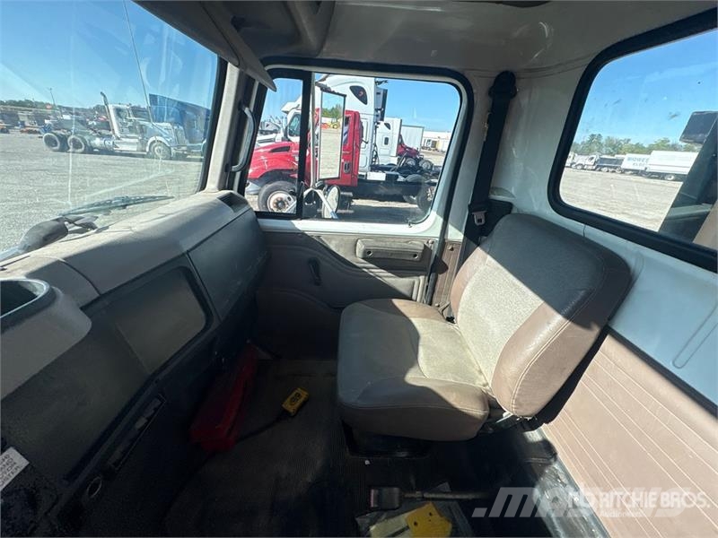 International 4700 Lastbiler med tip