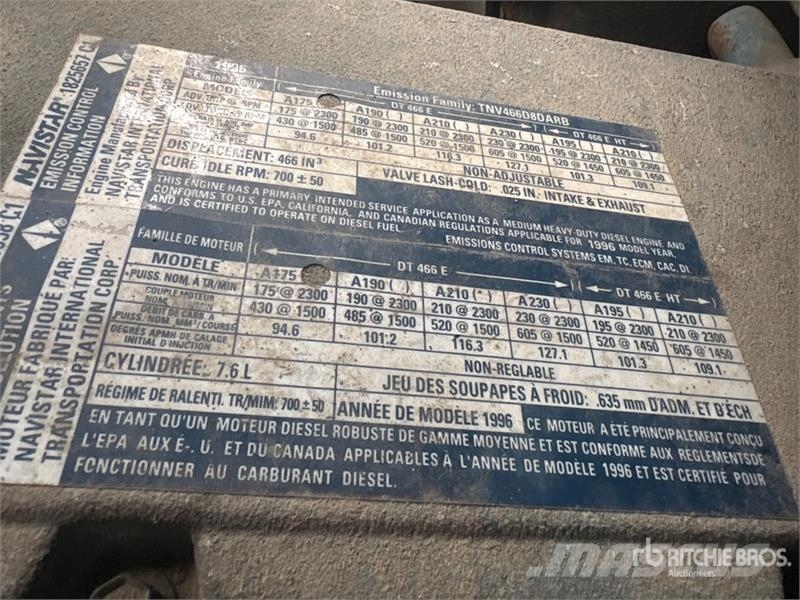 International 4700 Plošinové nákladné automobily/nákladné automobily so sklápacími bočnicami