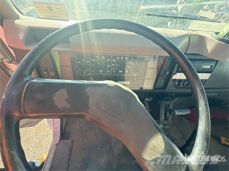 International 4700 Lastbiler med tip