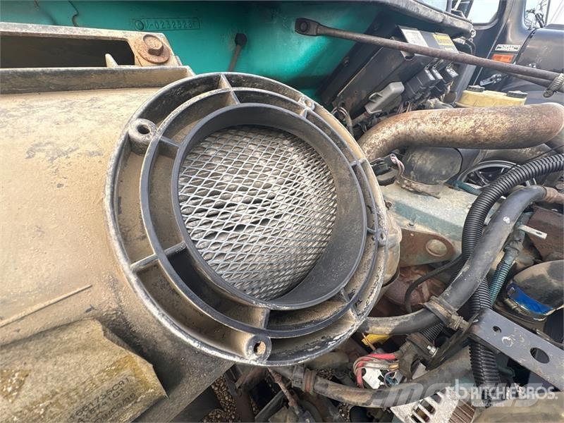International 4700 Plošinové nákladné automobily/nákladné automobily so sklápacími bočnicami
