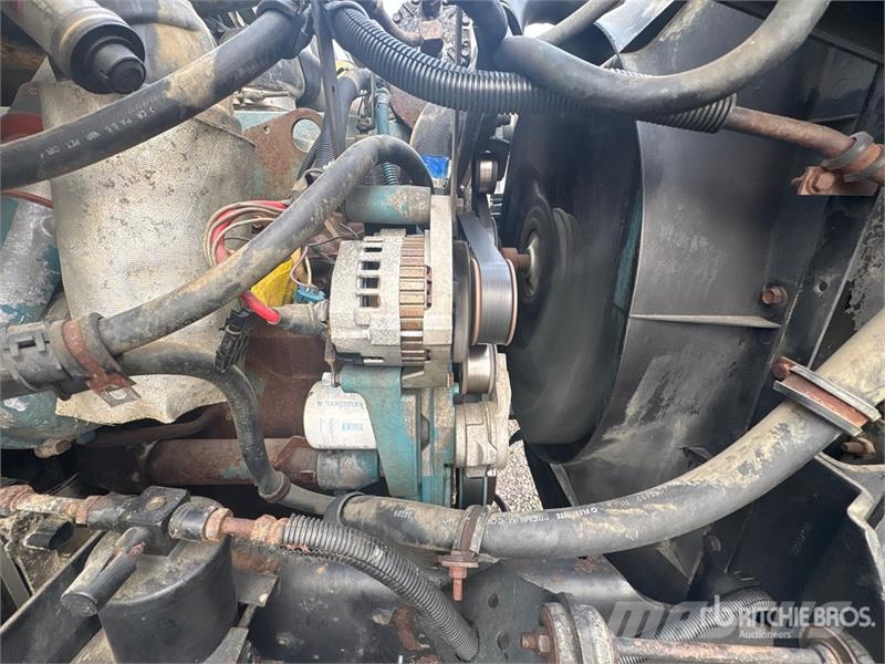 International 4700 Plošinové nákladné automobily/nákladné automobily so sklápacími bočnicami