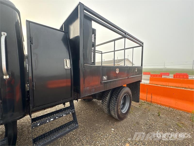 International 4700 Platte bakwagens