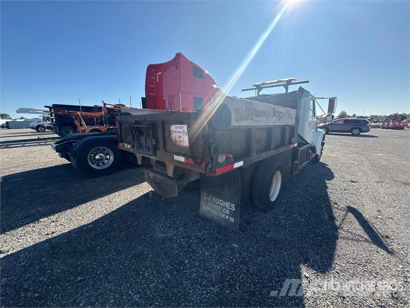 International 4700 Lastbiler med tip