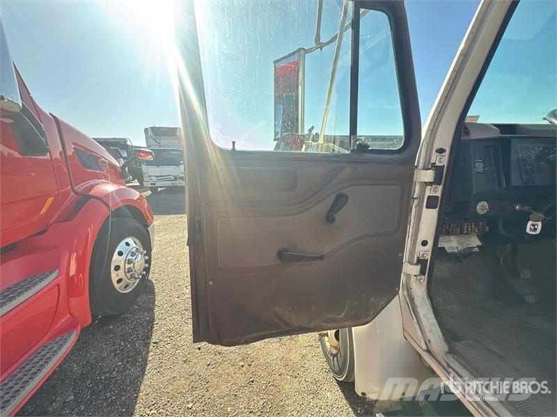 International 4700 Lastbiler med tip