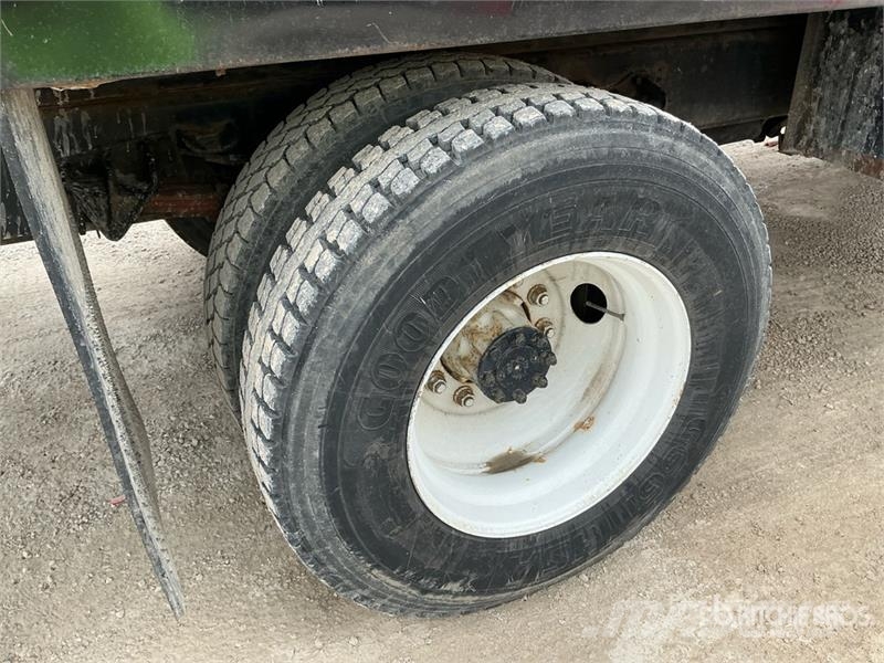 International 4700 Żurawie samochodowe