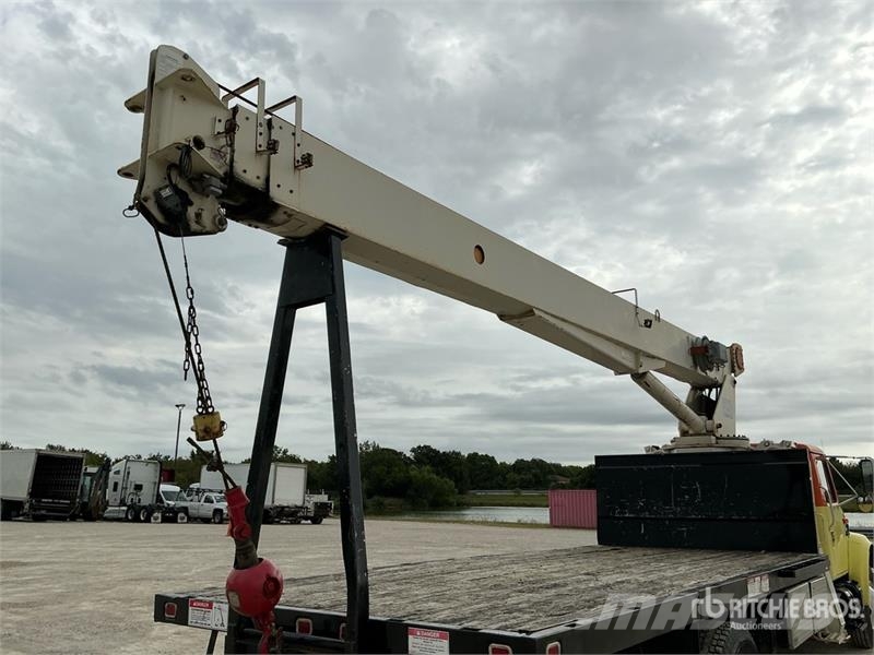International 4700 Żurawie samochodowe