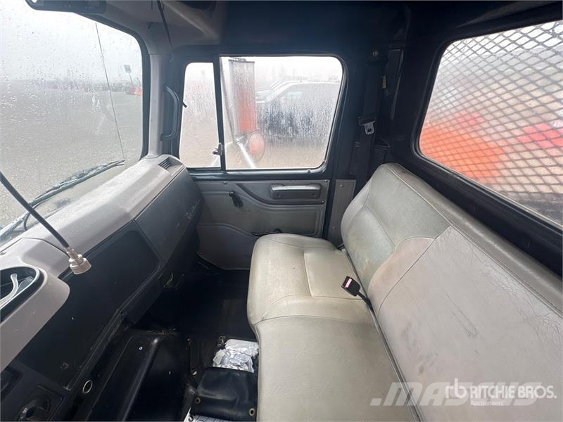 International 4700 Plošinové nákladné automobily/nákladné automobily so sklápacími bočnicami
