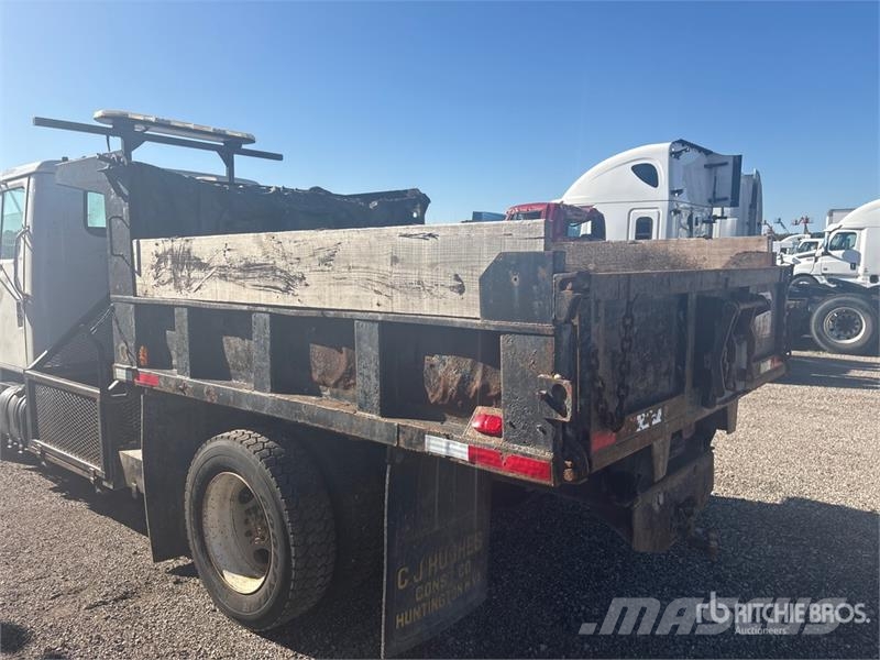 International 4700 Lastbiler med tip