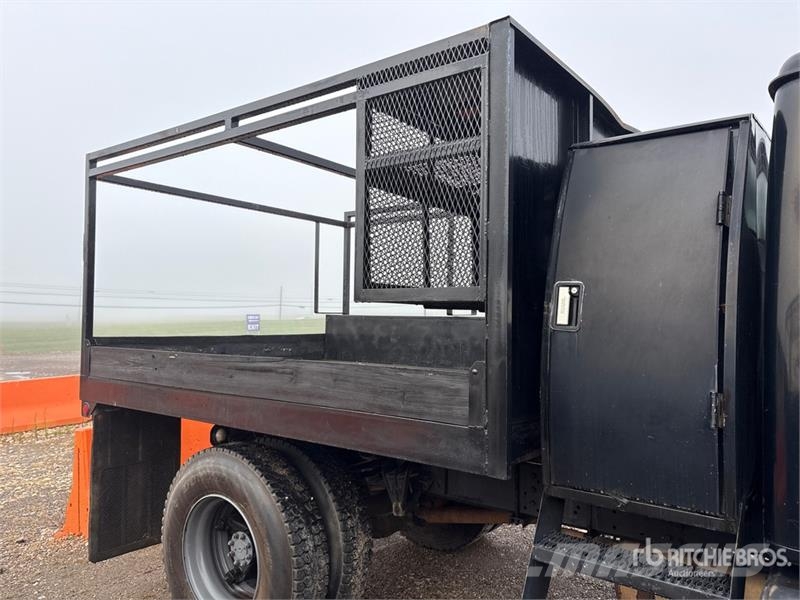 International 4700 Platte bakwagens