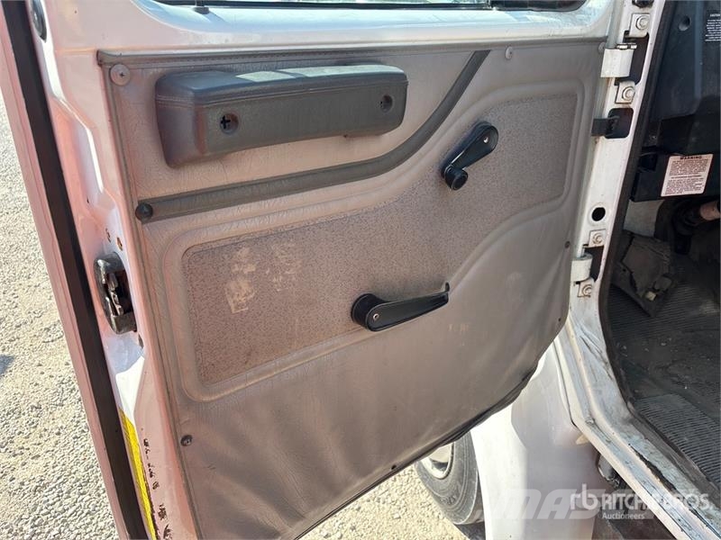 International 4700 LPX Camiones plataforma