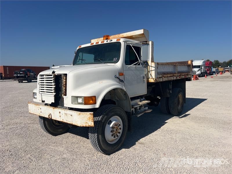 International 4800 4x4 T/A Dump Truck شاحنات قلابة