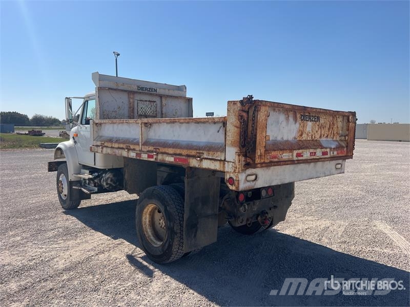 International 4800 4x4 T/A Dump Truck شاحنات قلابة