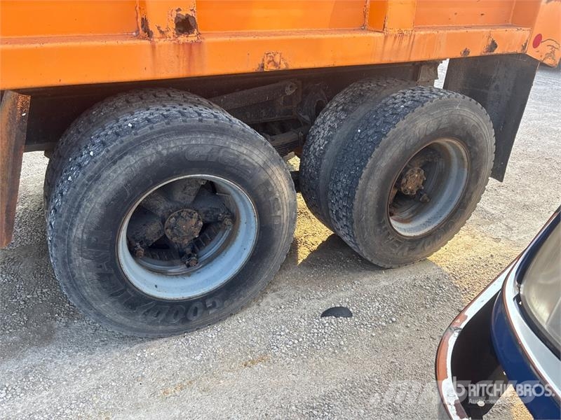 International 4900 شاحنات قلابة