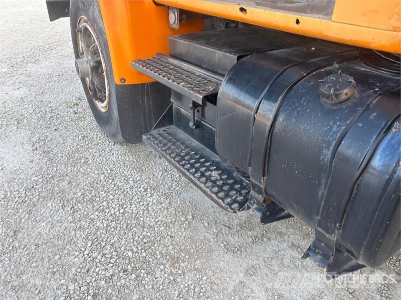 International 4900 شاحنات قلابة