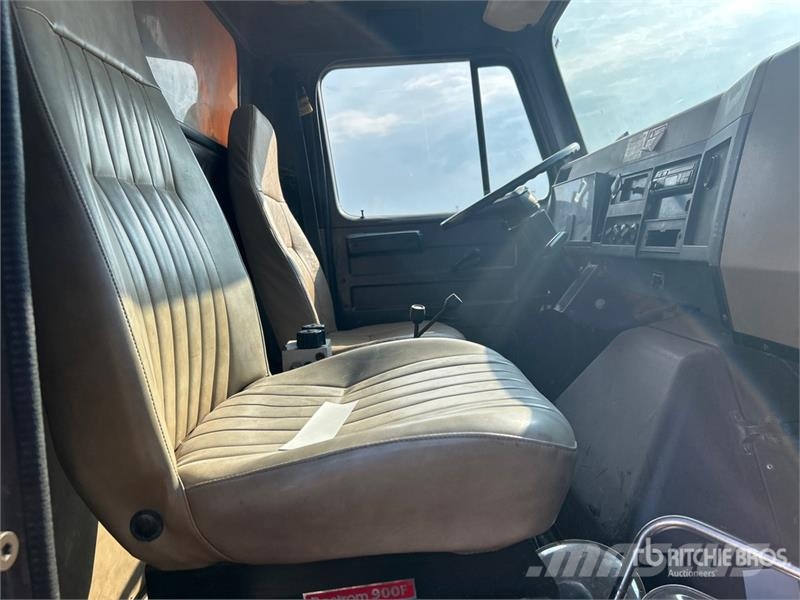 International 4900 شاحنات قلابة