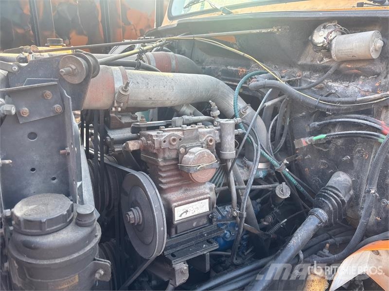 International 4900 شاحنات قلابة