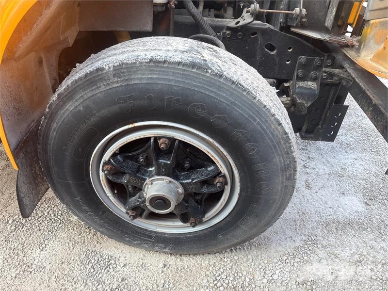 International 4900 شاحنات قلابة