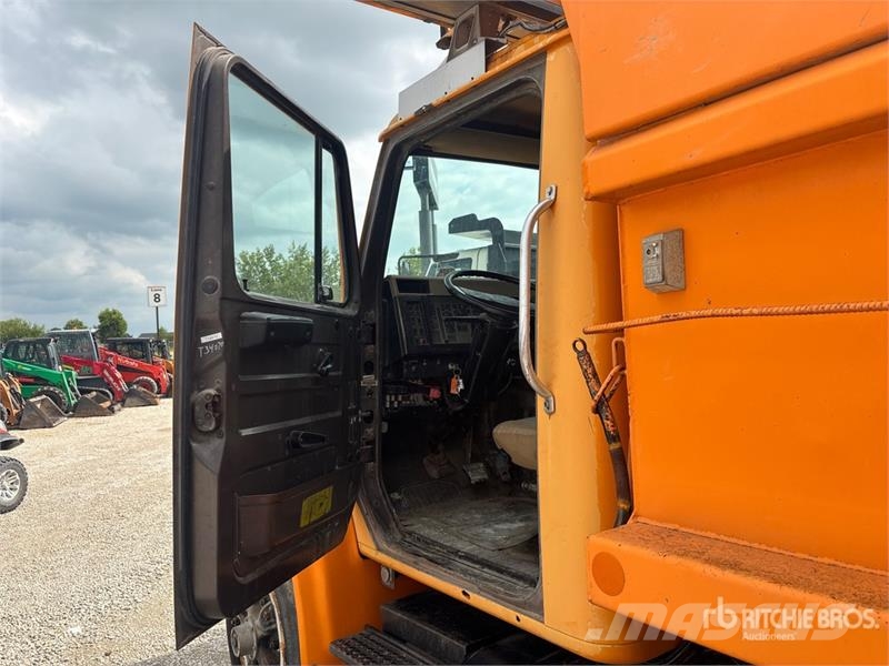 International 4900 شاحنات قلابة