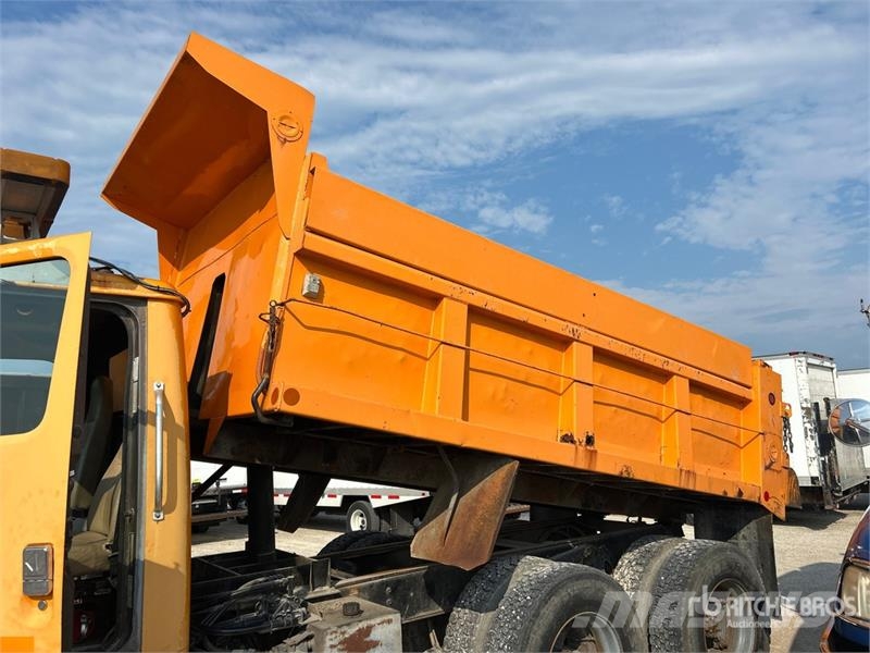 International 4900 شاحنات قلابة