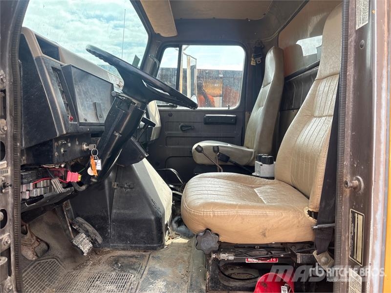 International 4900 شاحنات قلابة