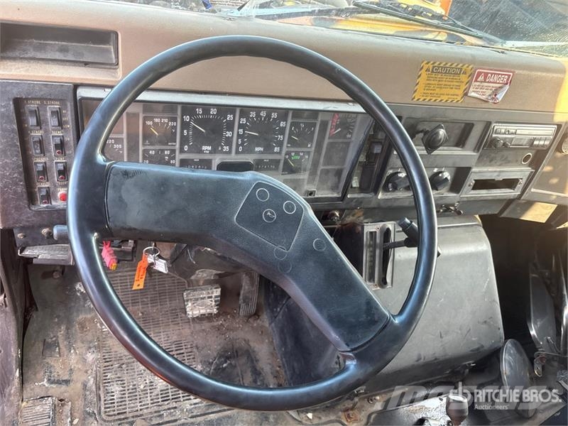 International 4900 شاحنات قلابة