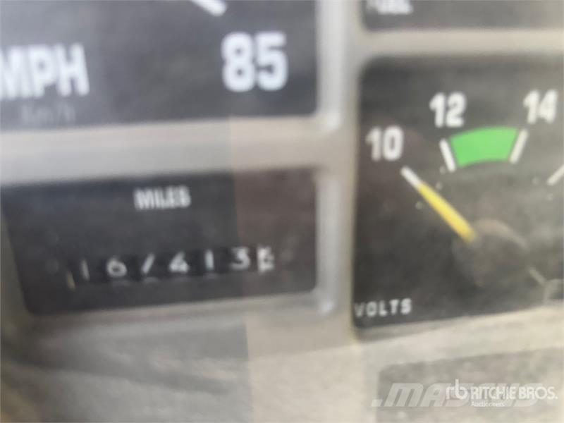 International 4900 شاحنات قلابة