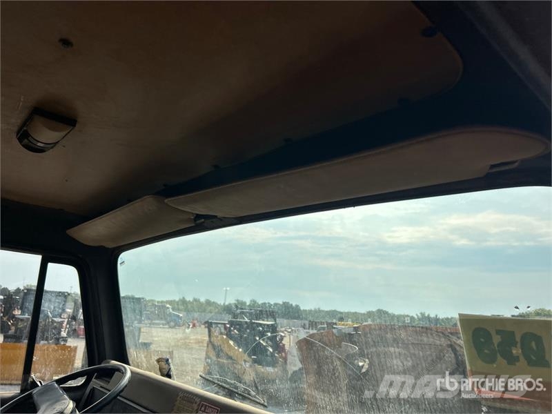 International 4900 شاحنات قلابة
