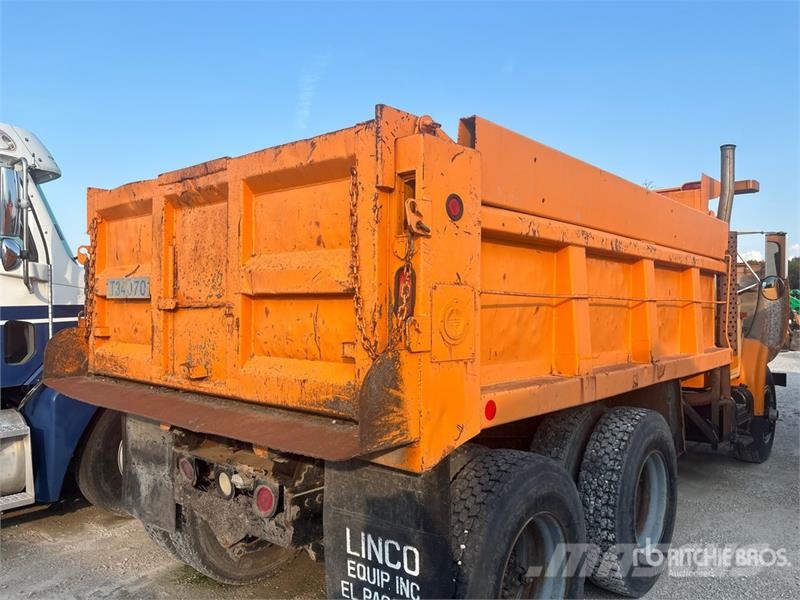 International 4900 شاحنات قلابة