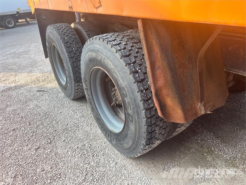 International 4900 شاحنات قلابة