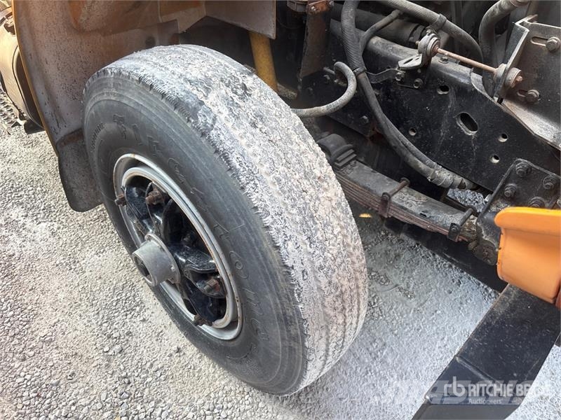 International 4900 شاحنات قلابة