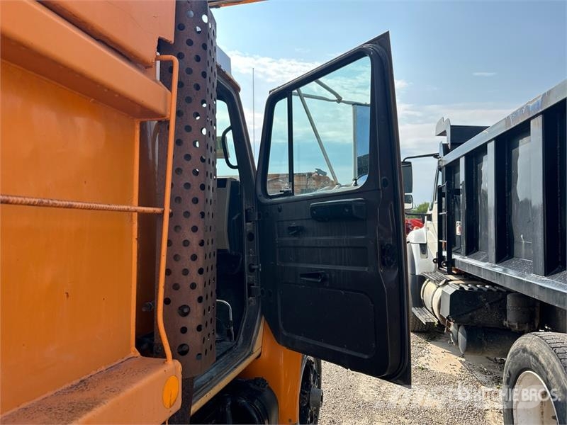 International 4900 شاحنات قلابة