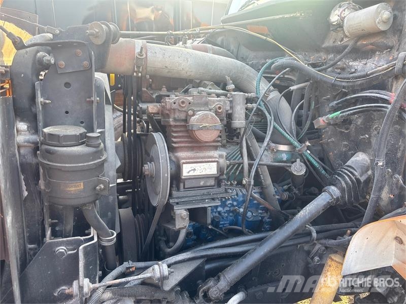 International 4900 شاحنات قلابة