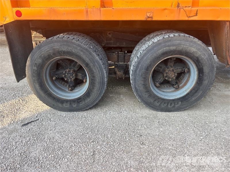 International 4900 شاحنات قلابة
