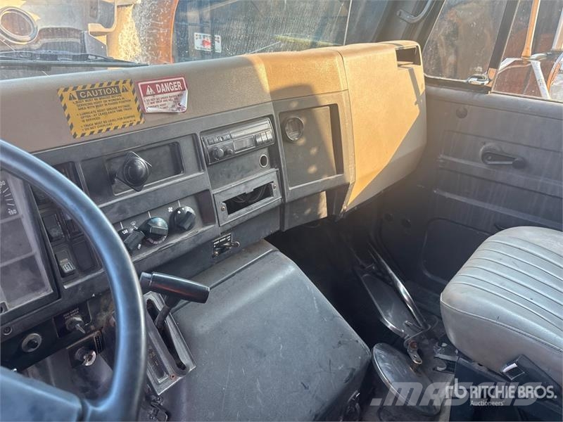 International 4900 شاحنات قلابة