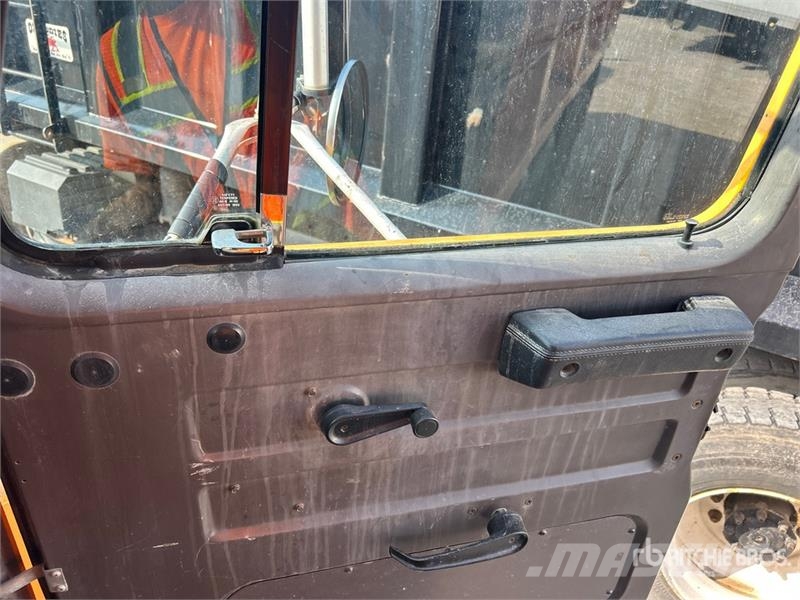 International 4900 شاحنات قلابة