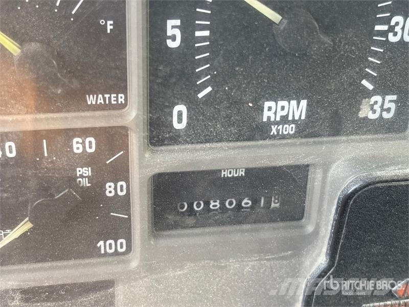 International 4900 شاحنات قلابة