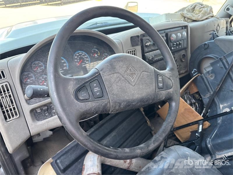 International 7400 Flatbed / Dropside trucks