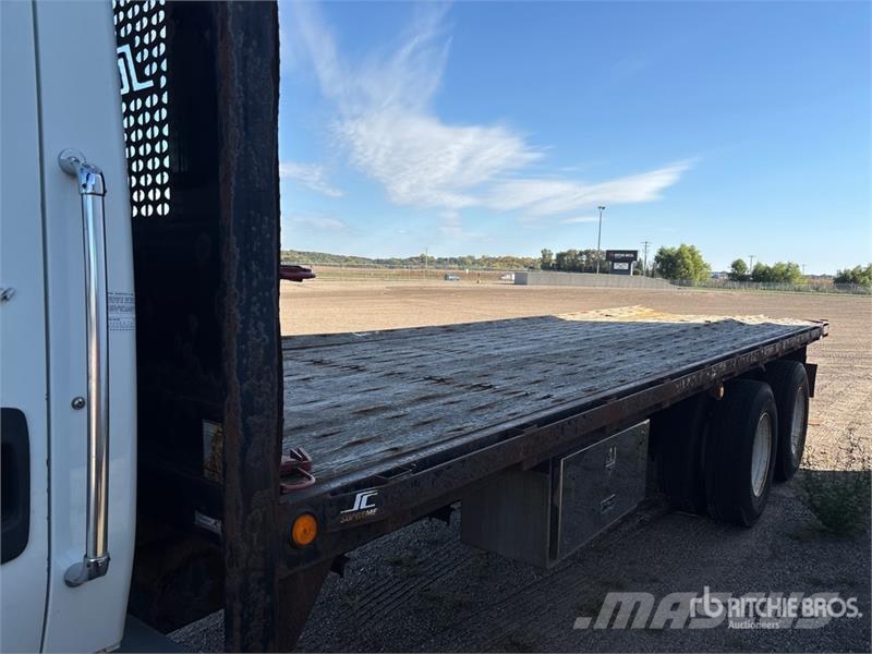International 7400 Flatbed / Dropside trucks