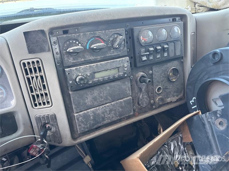 International 7400 Flatbed / Dropside trucks